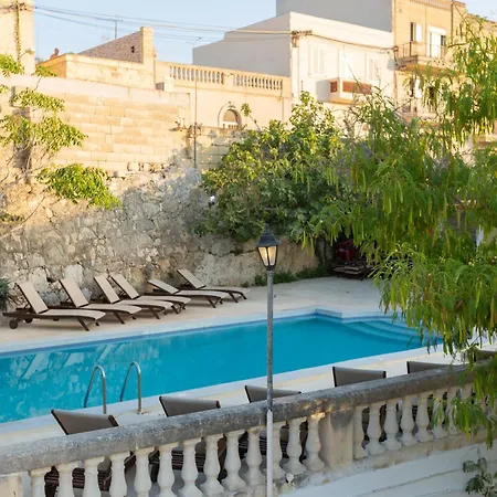 Spacious With Private Pool & Bbq In St'pauls By 360 Estates