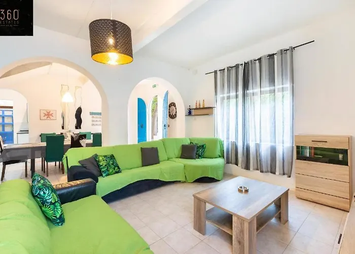 Βίλα Spacious With Private Pool & Bbq In St'pauls By 360 Estates