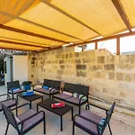 Spacious With Private Pool & Bbq In St'pauls By 360 Estates