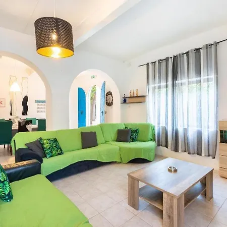 Βίλα Spacious With Private Pool & Bbq In St'pauls By 360 Estates