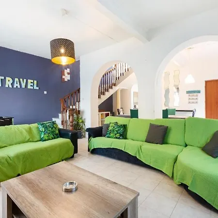 Βίλα Spacious With Private Pool & Bbq In St'pauls By 360 Estates *