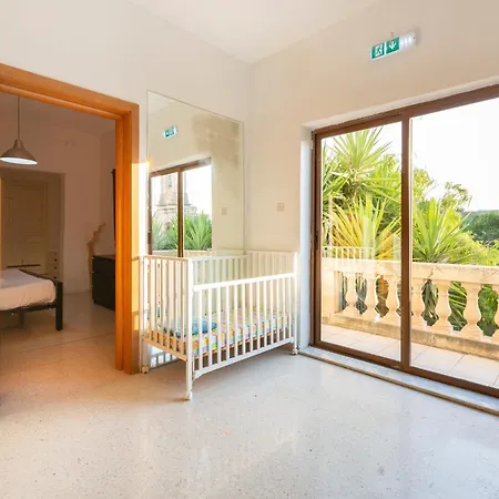 Βίλα Spacious With Private Pool & Bbq In St'pauls By 360 Estates